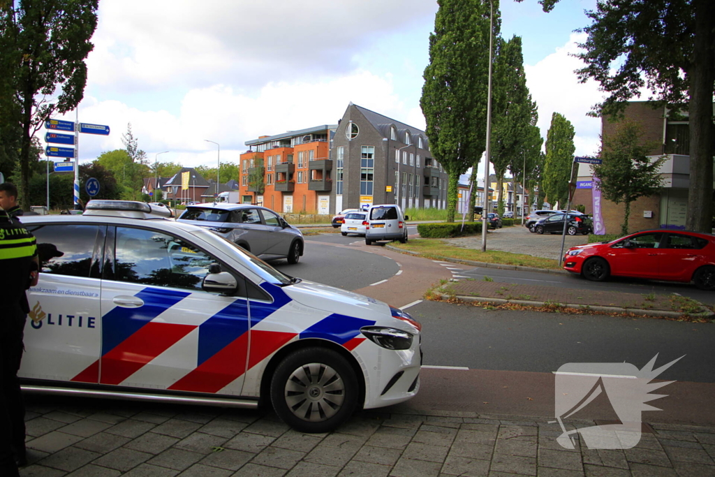 Fietser aangereden door bestelbusje op rotonde