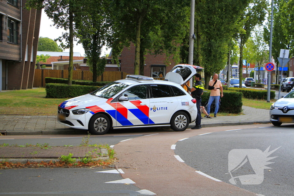 Fietser aangereden door bestelbusje op rotonde