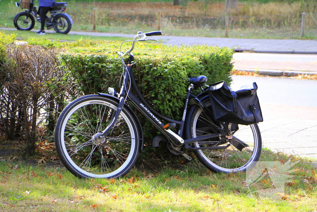 Fietser aangereden door bestelbusje op rotonde