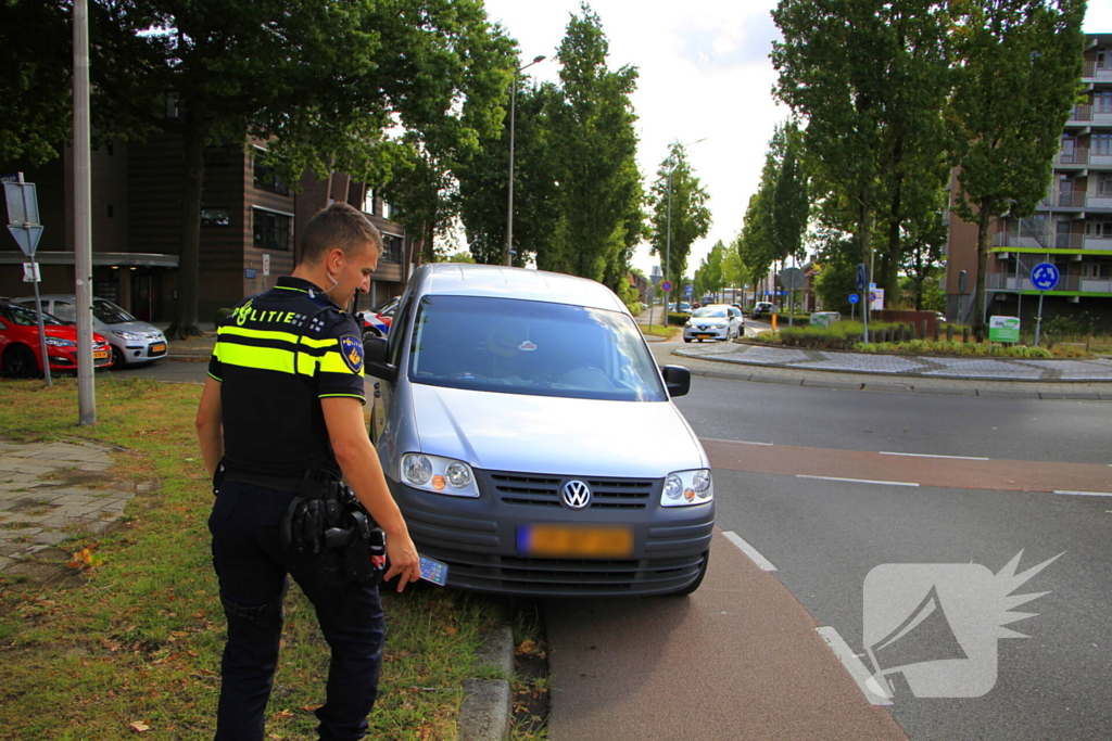 Fietser aangereden door bestelbusje op rotonde