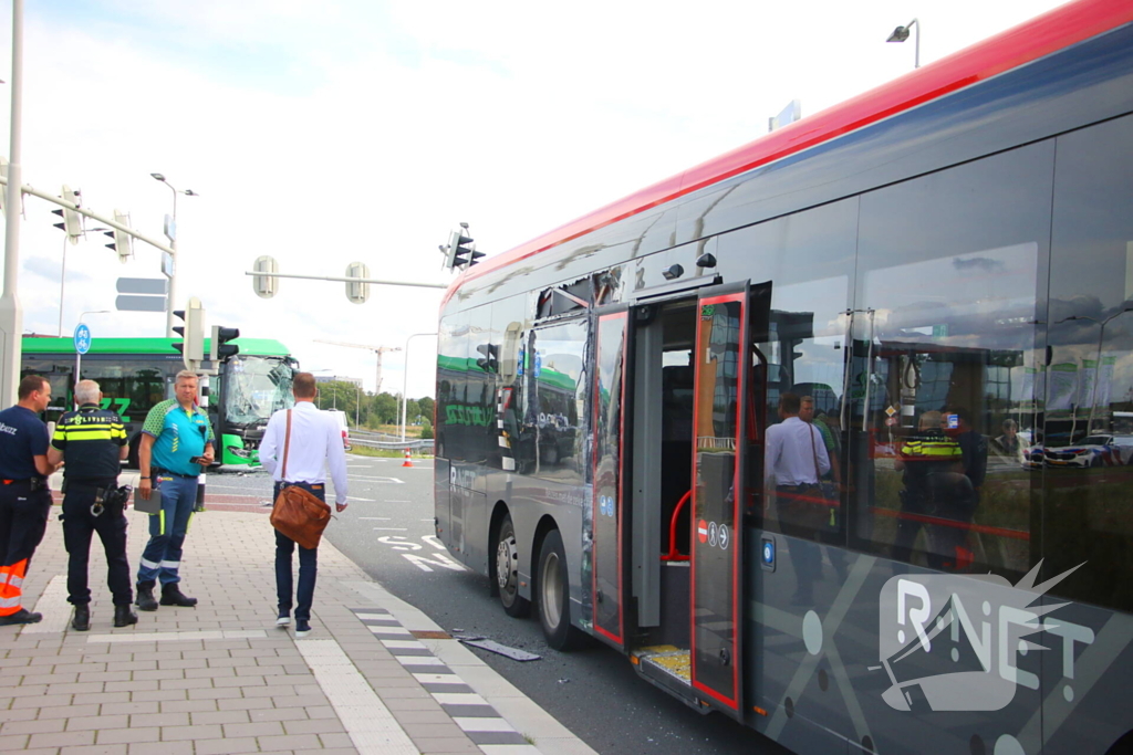 Twee bussen botsen hard, hulpdiensten groots ingezet
