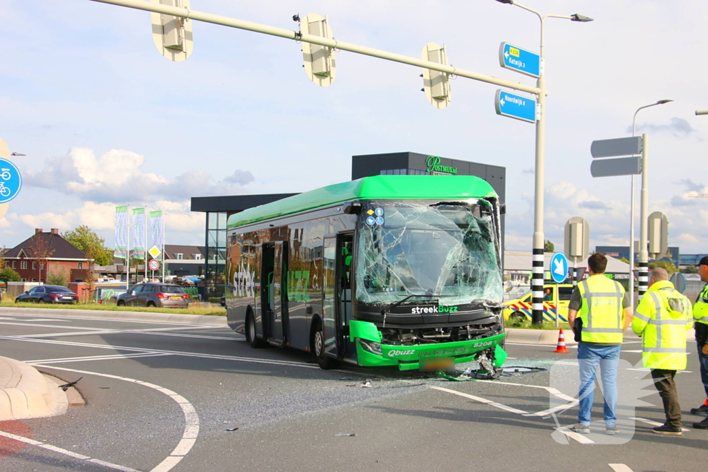 Twee bussen botsen hard, hulpdiensten groots ingezet