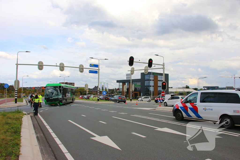 Twee bussen botsen hard, hulpdiensten groots ingezet