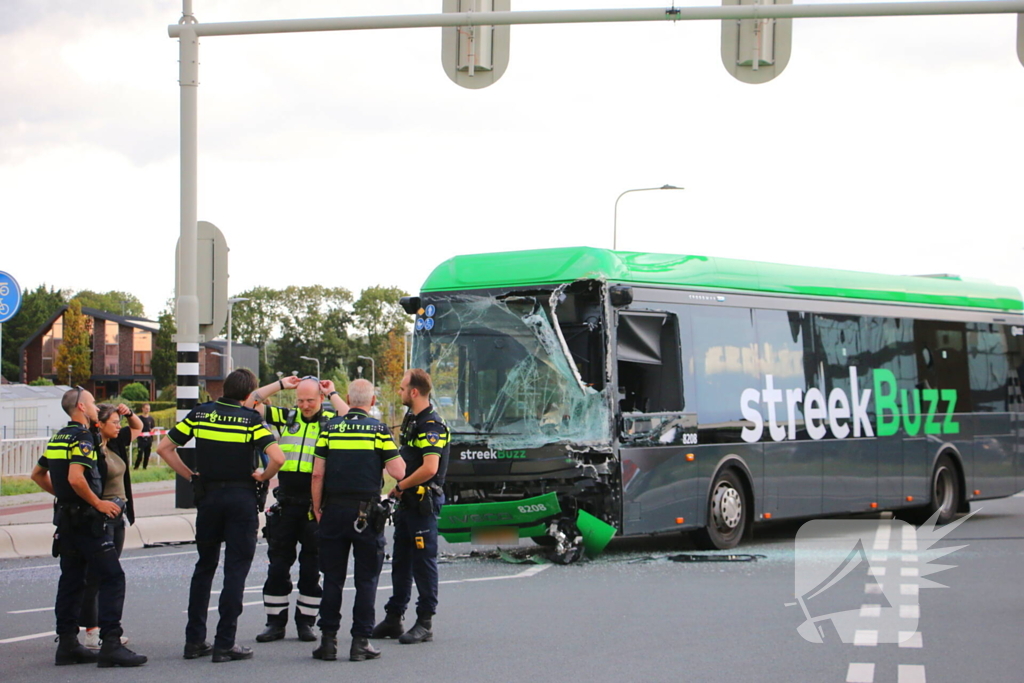 Twee bussen botsen hard, hulpdiensten groots ingezet