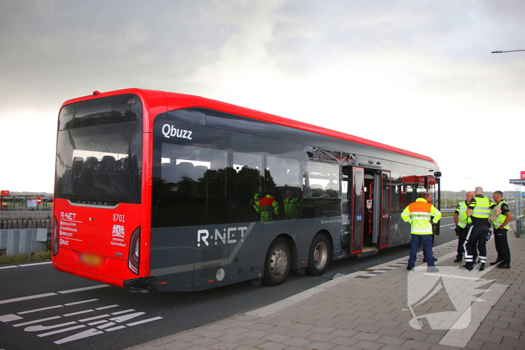 Twee bussen botsen hard, hulpdiensten groots ingezet