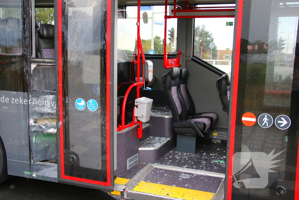 Twee bussen botsen hard, hulpdiensten groots ingezet