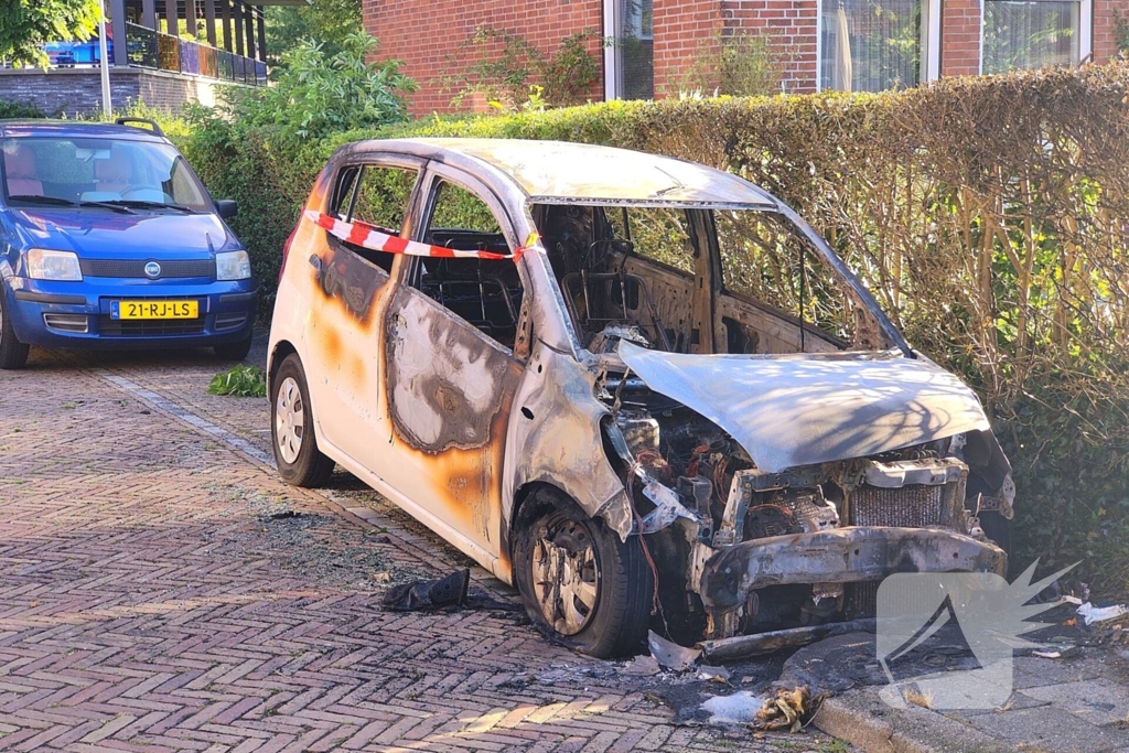 Auto door brand verwoest