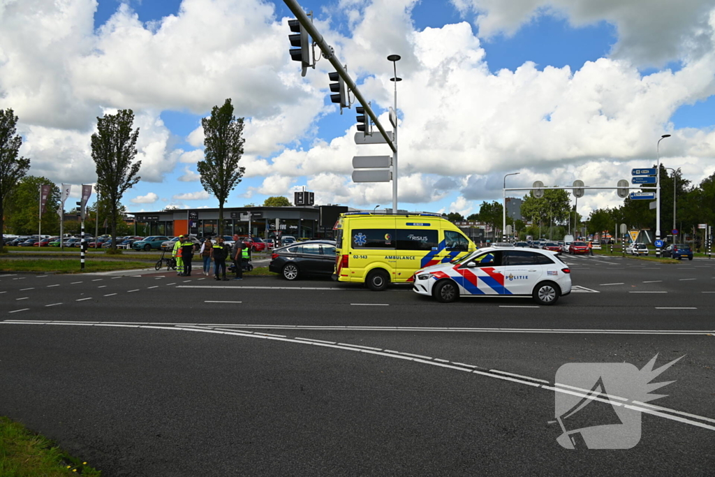 Scootmobiel en auto in botsing