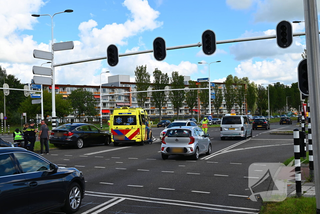 Scootmobiel en auto in botsing