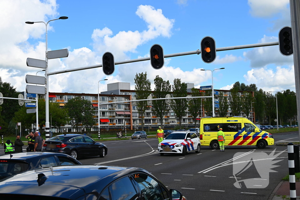 Scootmobiel en auto in botsing