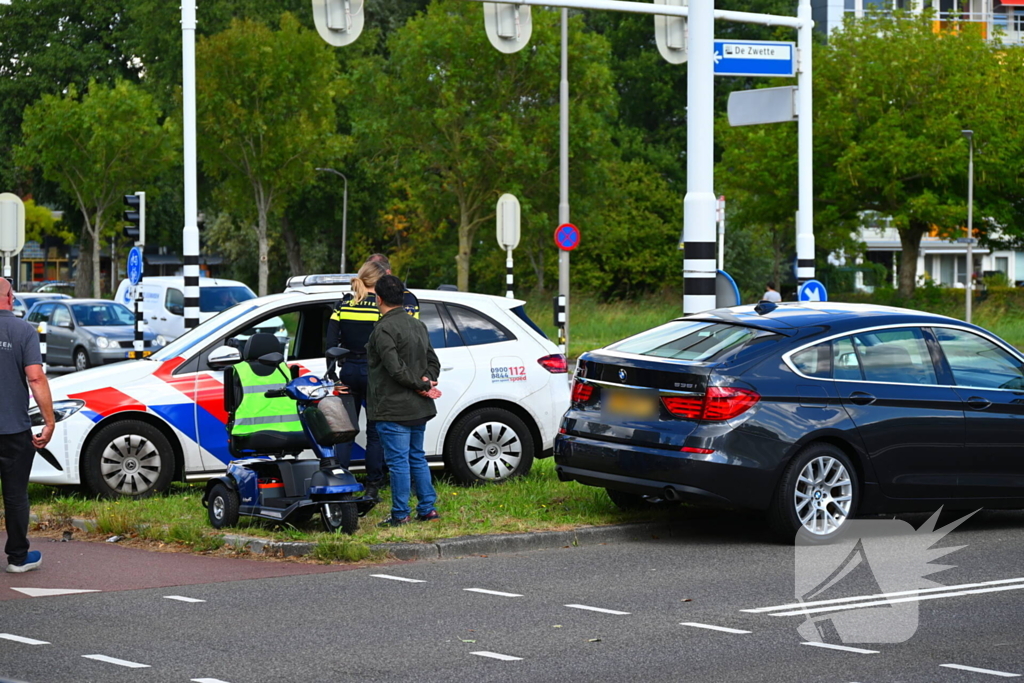 Scootmobiel en auto in botsing