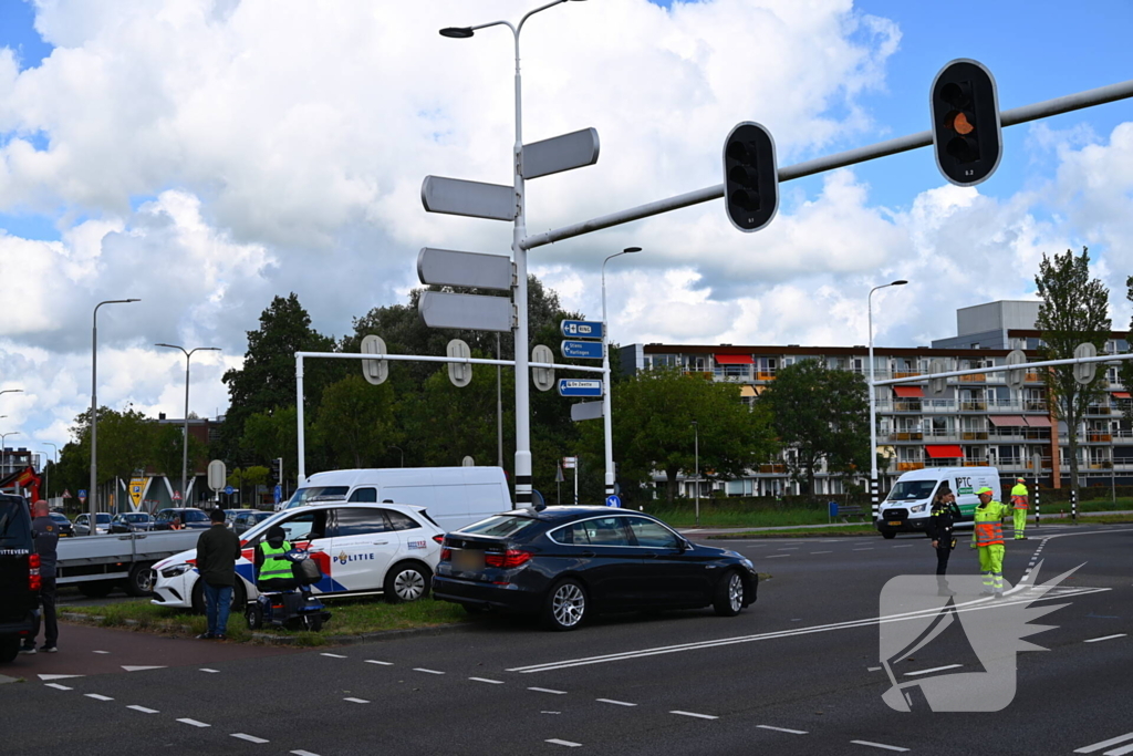 Scootmobiel en auto in botsing