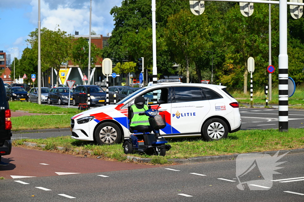 Scootmobiel en auto in botsing