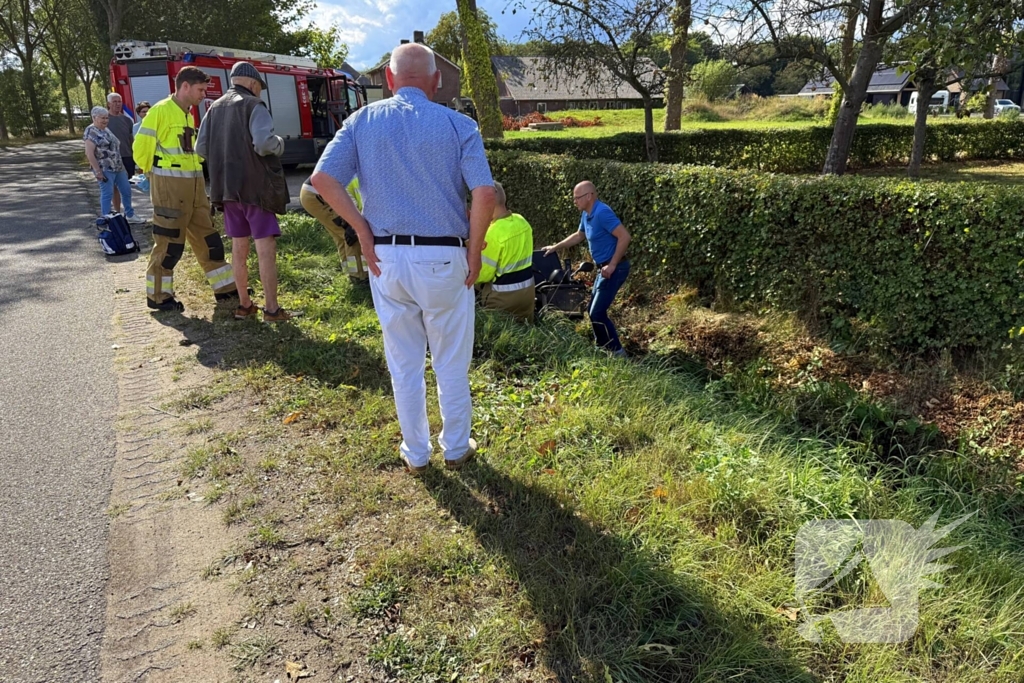 Vrouw met scootmobiel in sloot beland