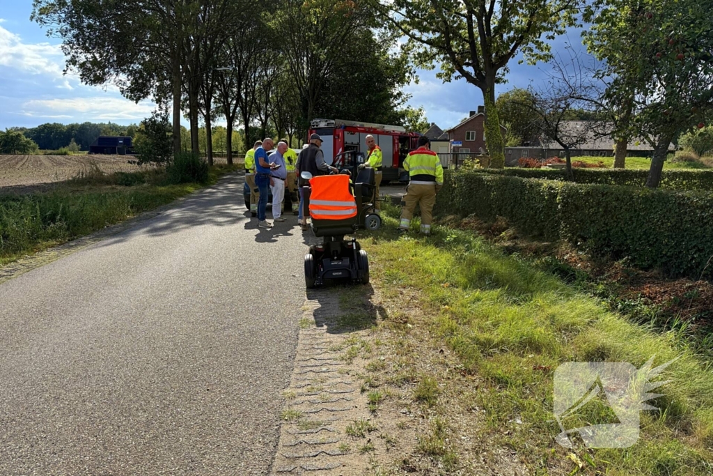 Vrouw met scootmobiel in sloot beland