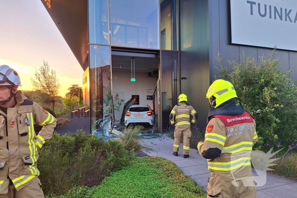 Auto crasht gebouw binnen