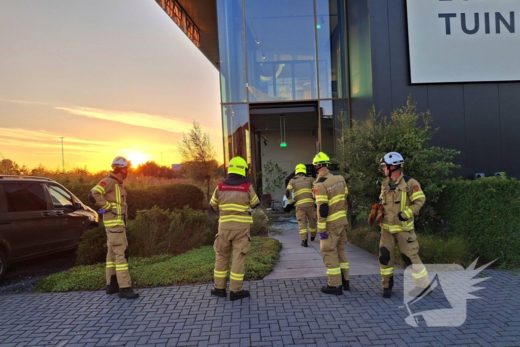 Auto crasht gebouw binnen