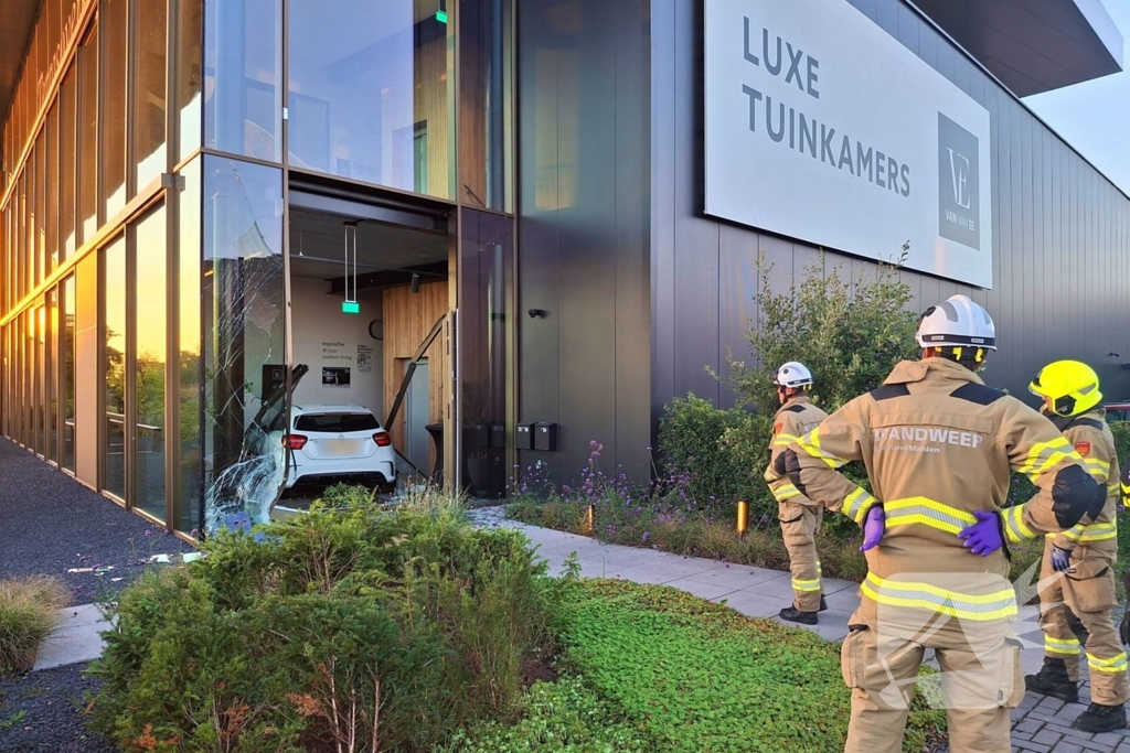 Auto crasht gebouw binnen