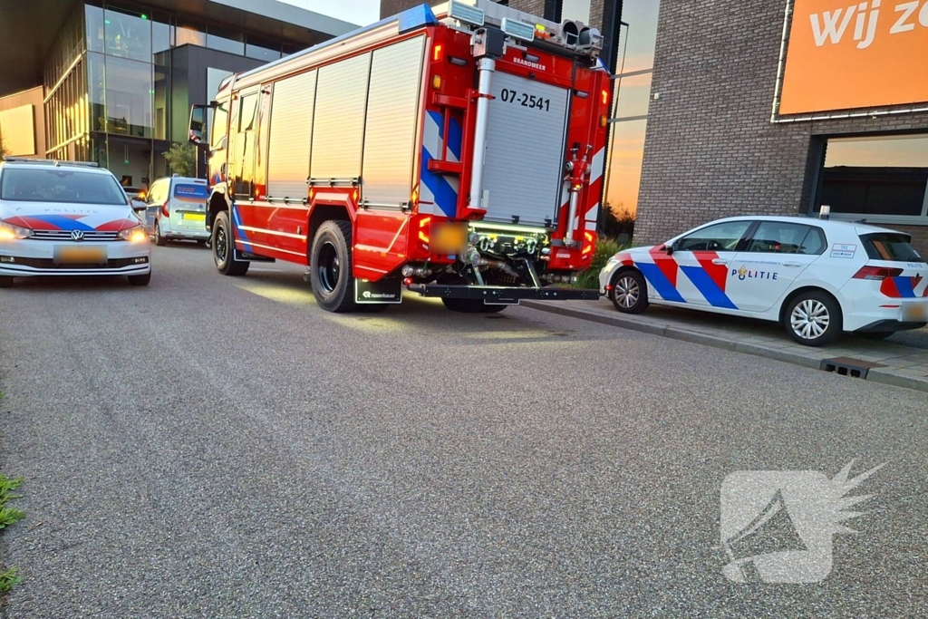 Auto crasht gebouw binnen