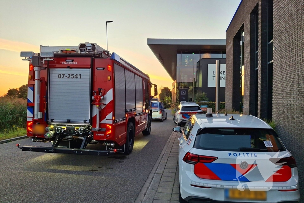 Auto crasht gebouw binnen