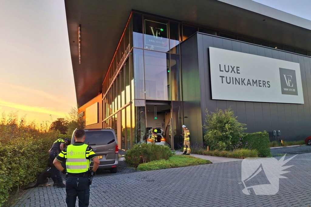 Auto crasht gebouw binnen