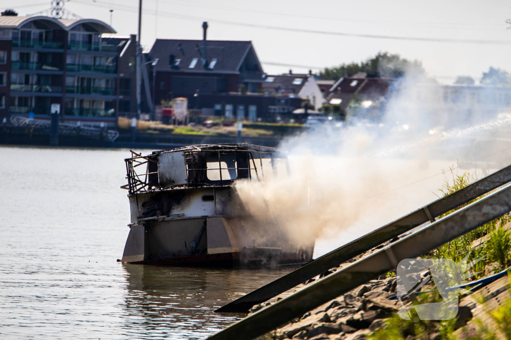 Pleziervaartuig volledig in brand