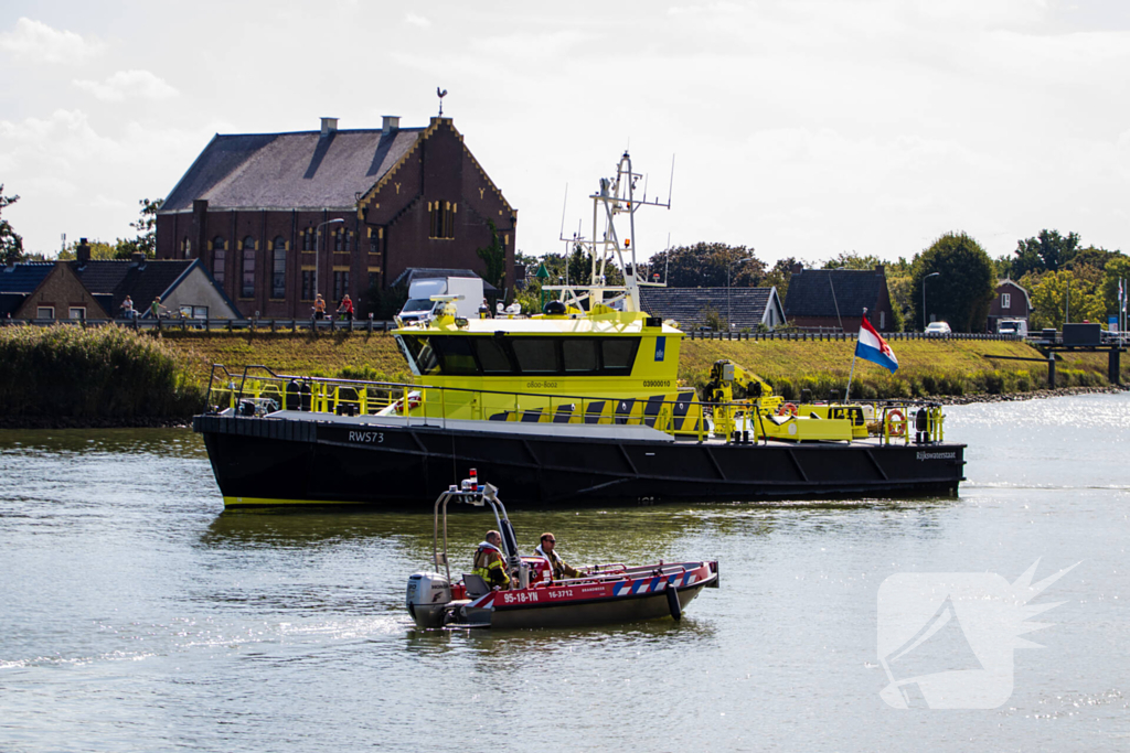 Pleziervaartuig volledig in brand