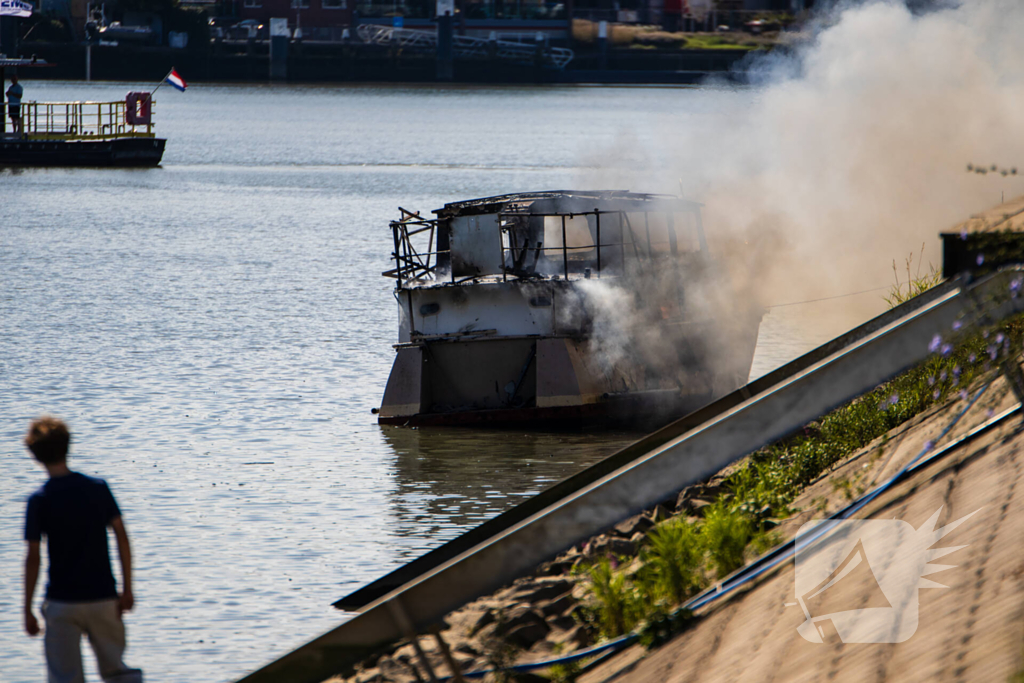Pleziervaartuig volledig in brand