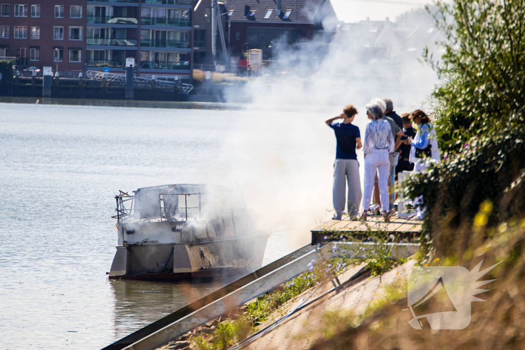 Pleziervaartuig volledig in brand