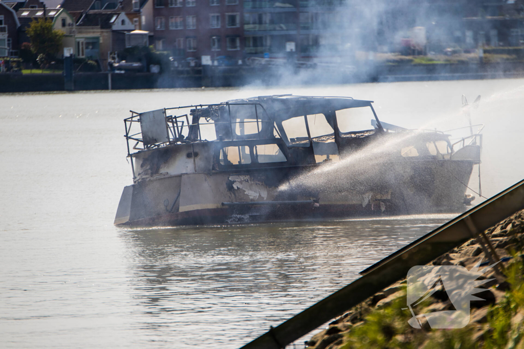 Pleziervaartuig volledig in brand
