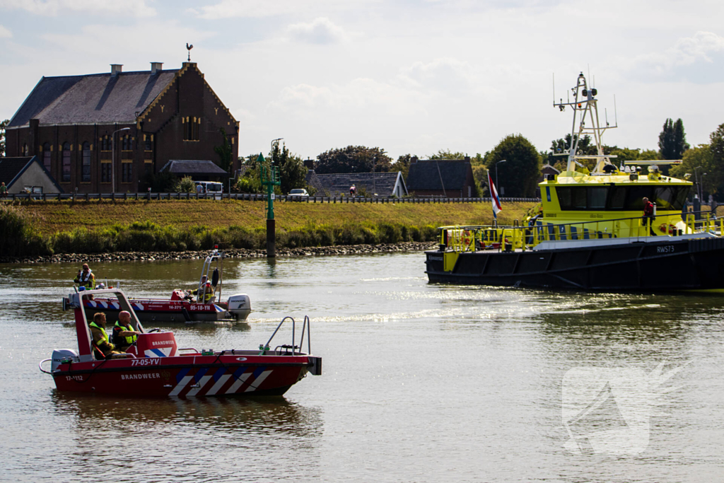 Pleziervaartuig volledig in brand