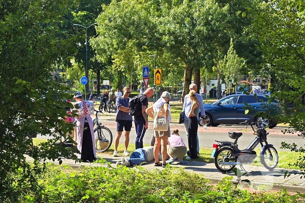 Snorfietser gewond na val, omstanders schieten te hulp