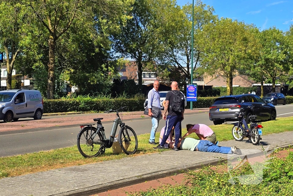 Snorfietser gewond na val, omstanders schieten te hulp