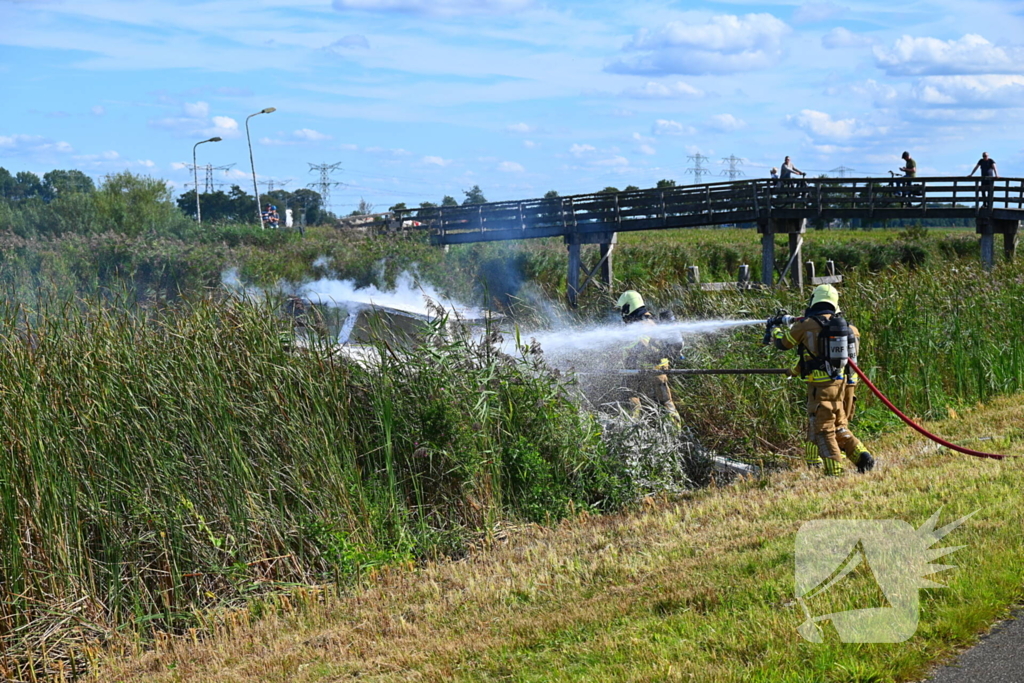 Plezierboot volledig uitgebrand