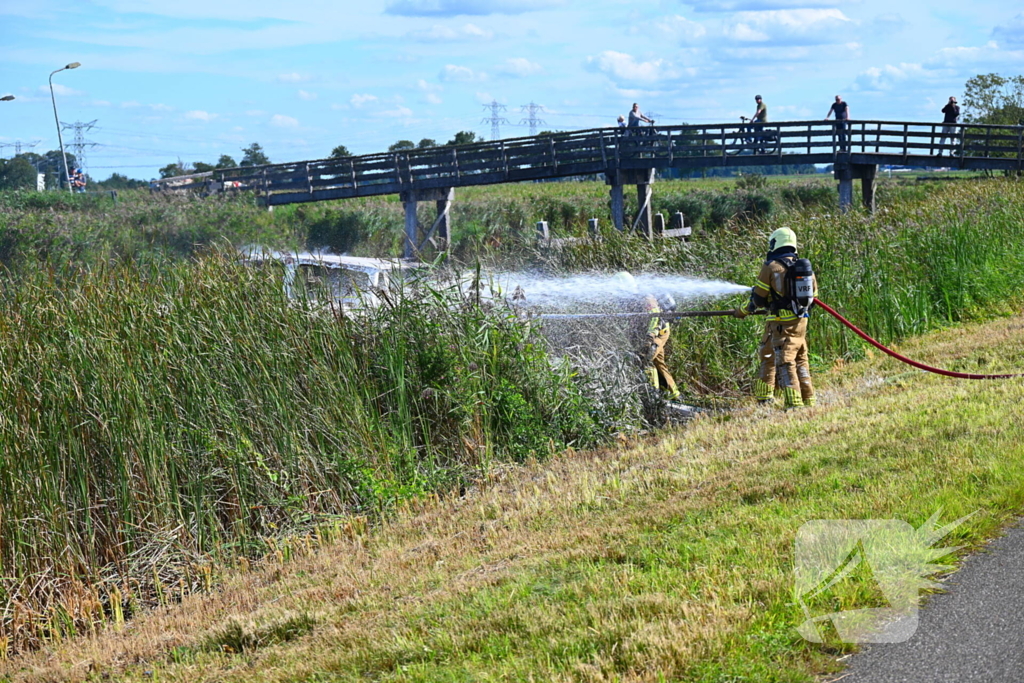 Plezierboot volledig uitgebrand