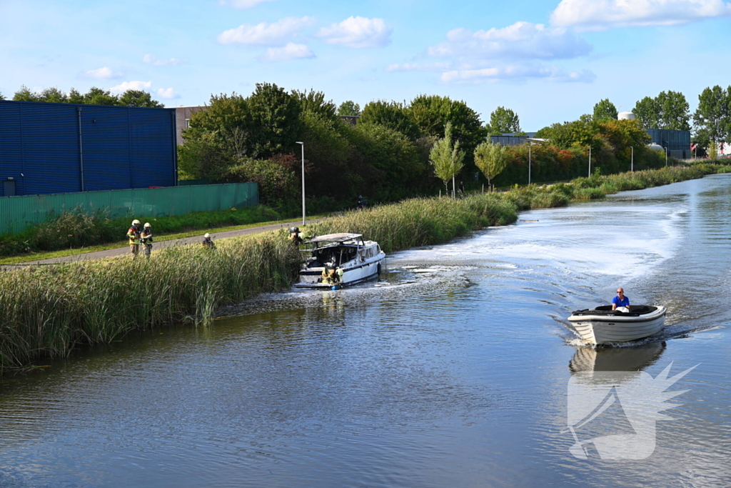 Plezierboot volledig uitgebrand