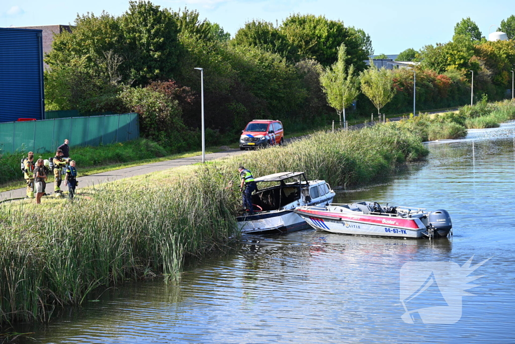 Plezierboot volledig uitgebrand