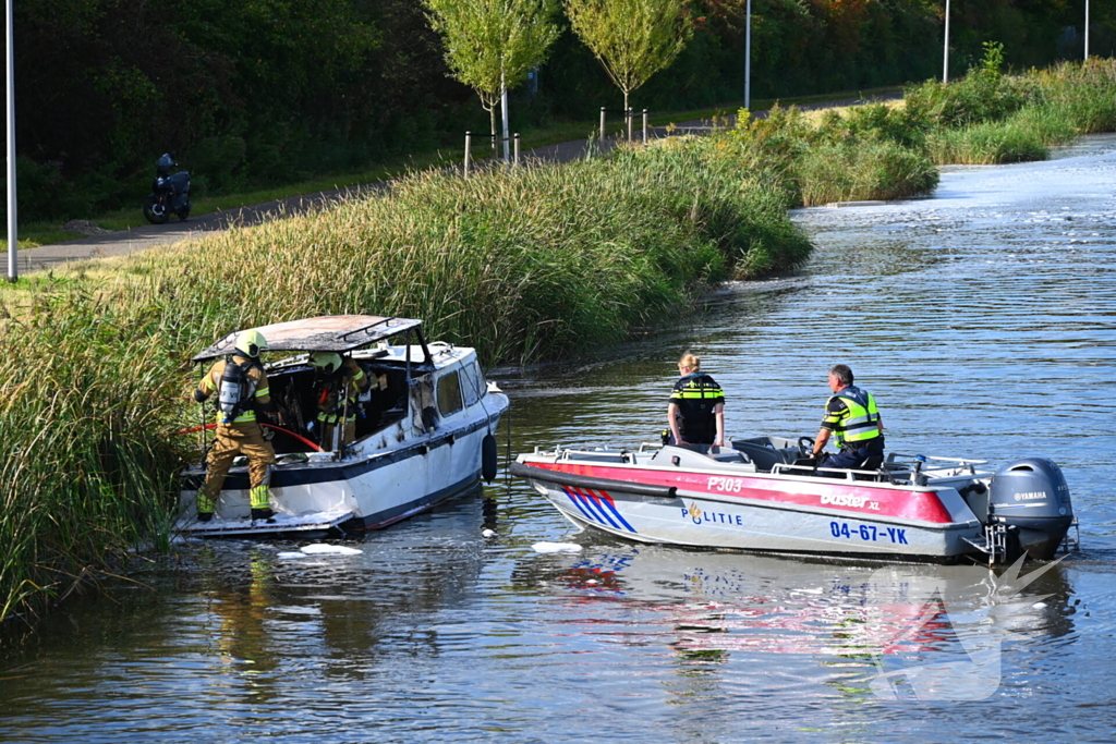Plezierboot volledig uitgebrand