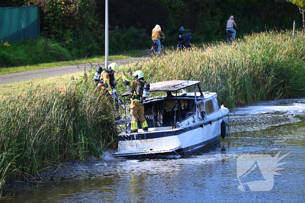 Plezierboot volledig uitgebrand