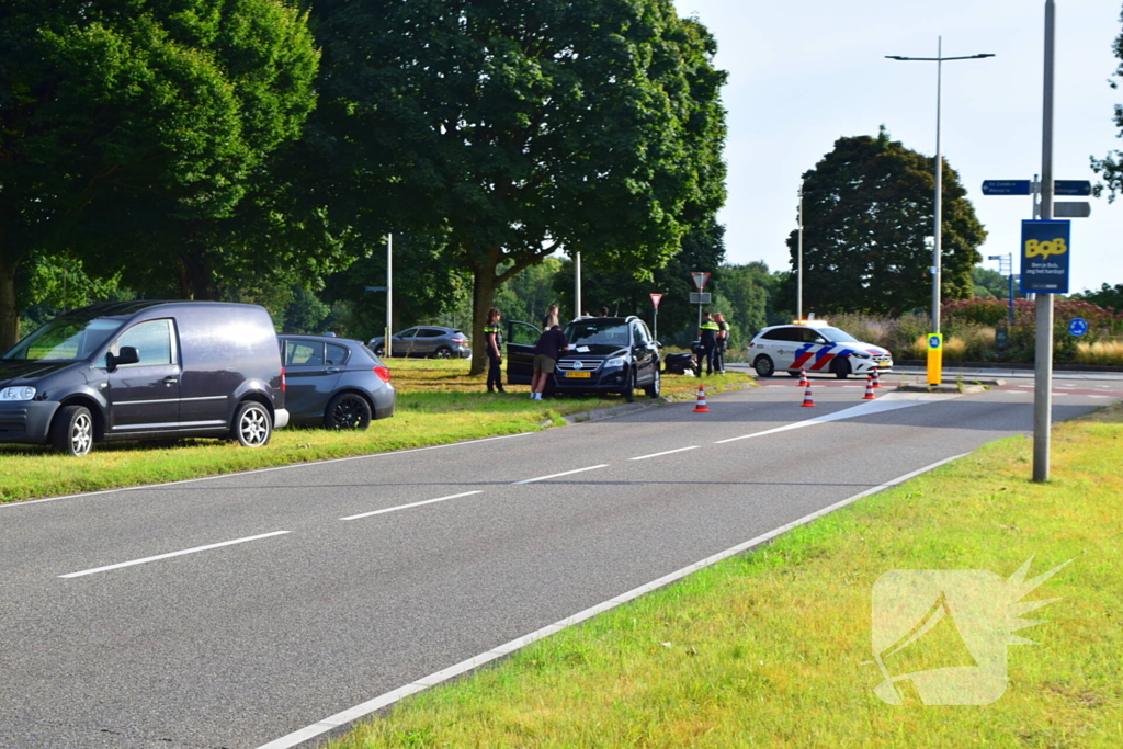 Scooterrijder in botsing op rotonde