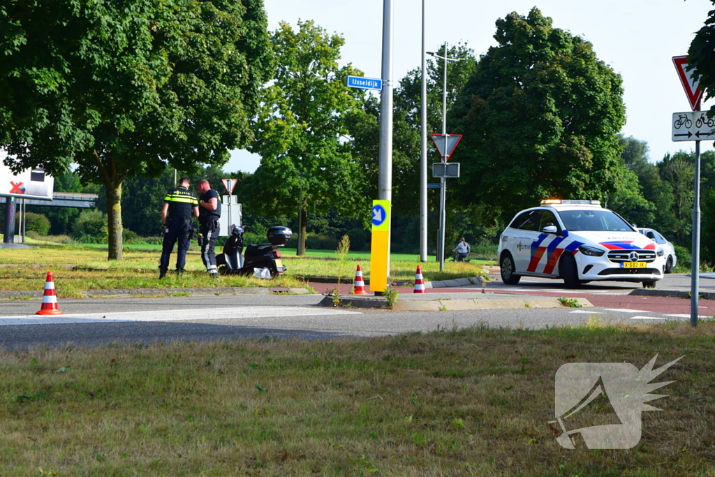 Scooterrijder in botsing op rotonde