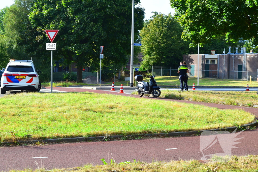 Scooterrijder in botsing op rotonde