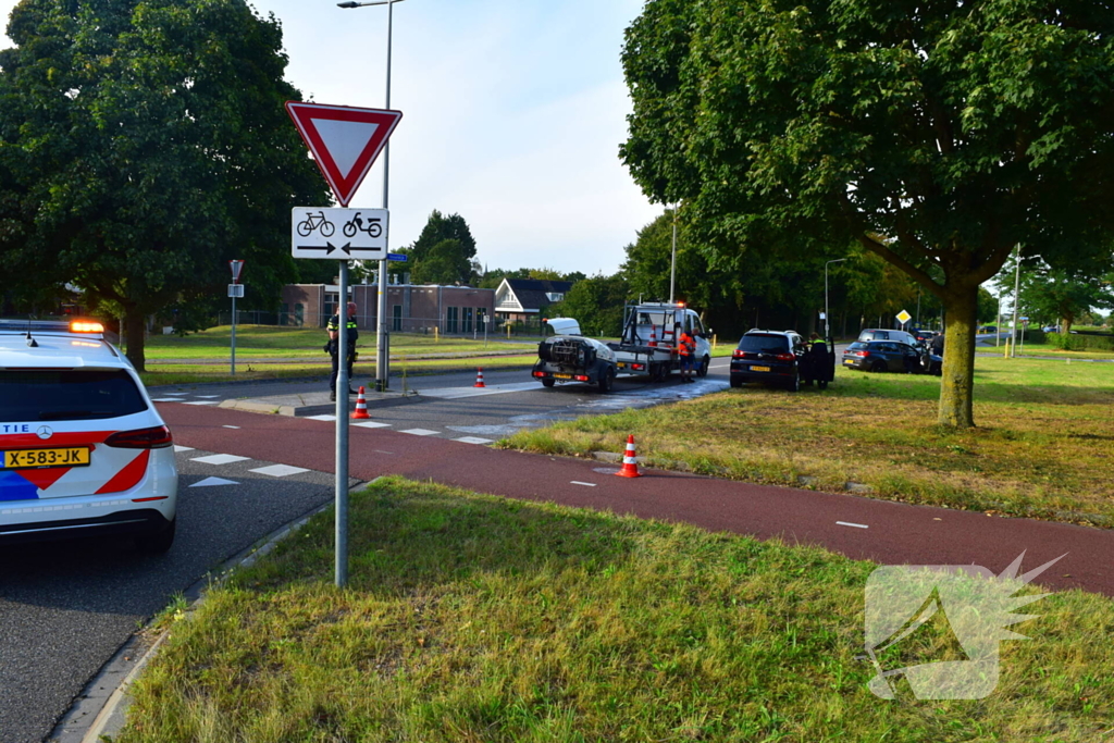 Scooterrijder in botsing op rotonde