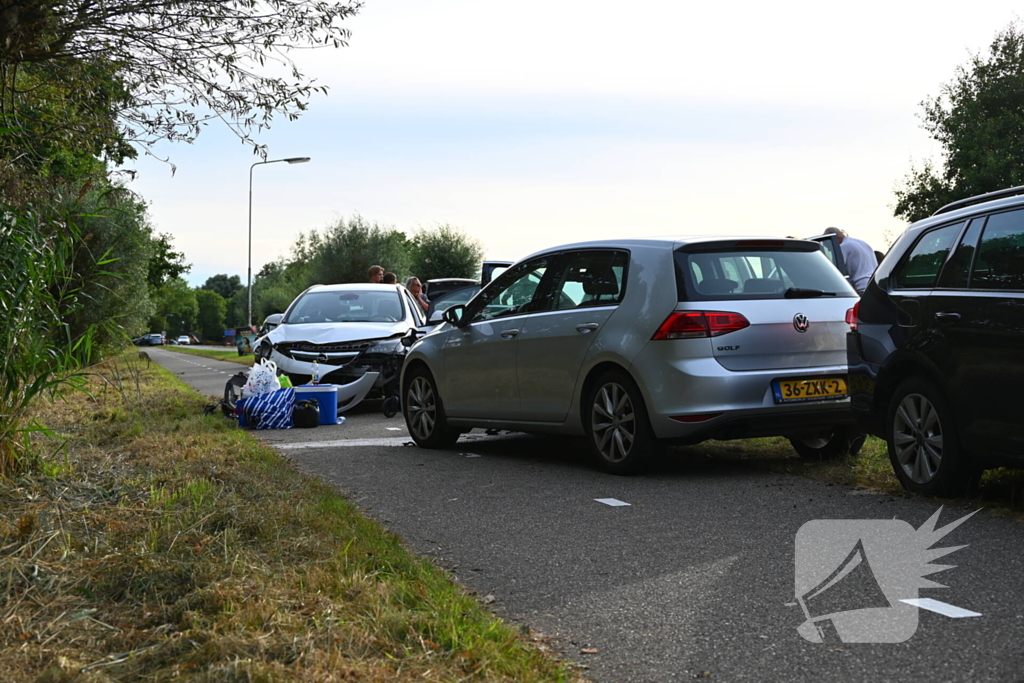 Vijf geparkeerde voertuigen beschadigd