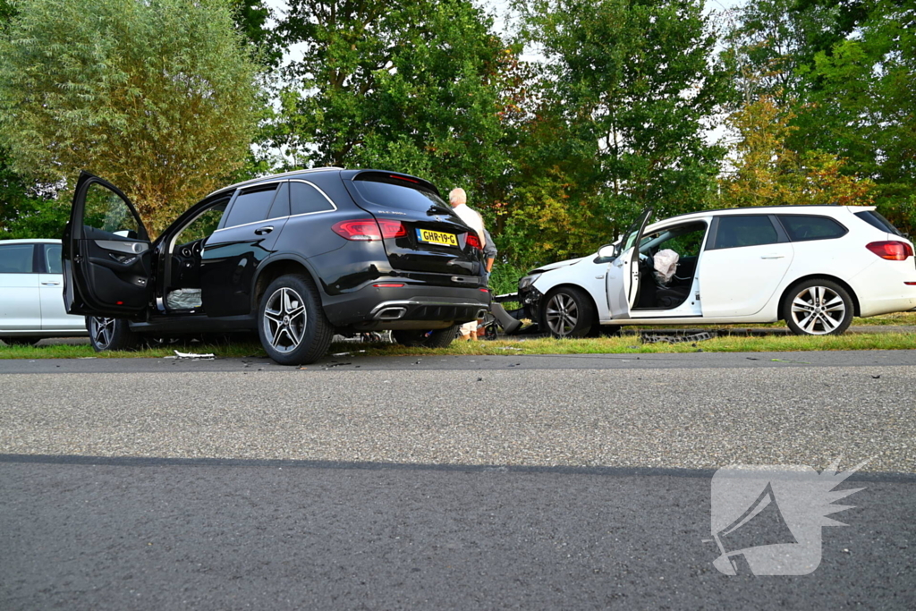 Vijf geparkeerde voertuigen beschadigd