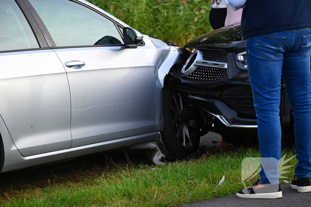Vijf geparkeerde voertuigen beschadigd