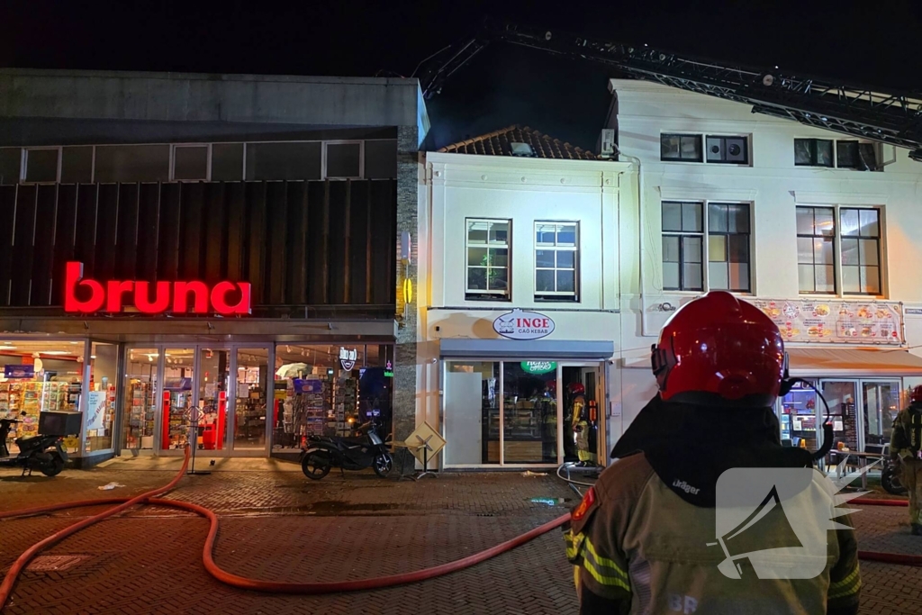 Grote brand boven winkels