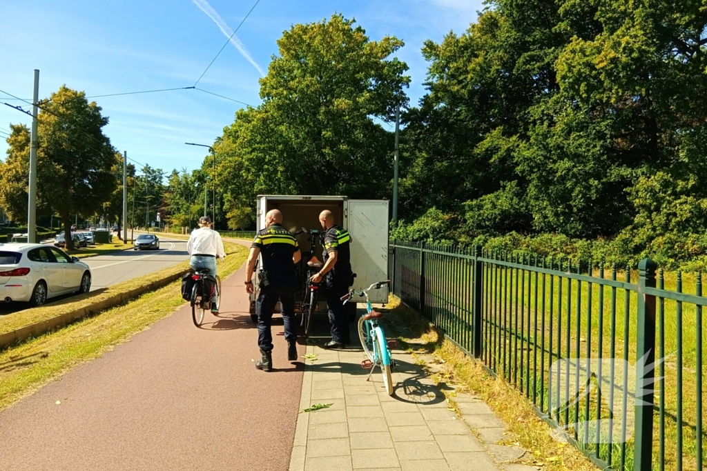 Politie brengt dochtertje veilig thuis na val met fiets