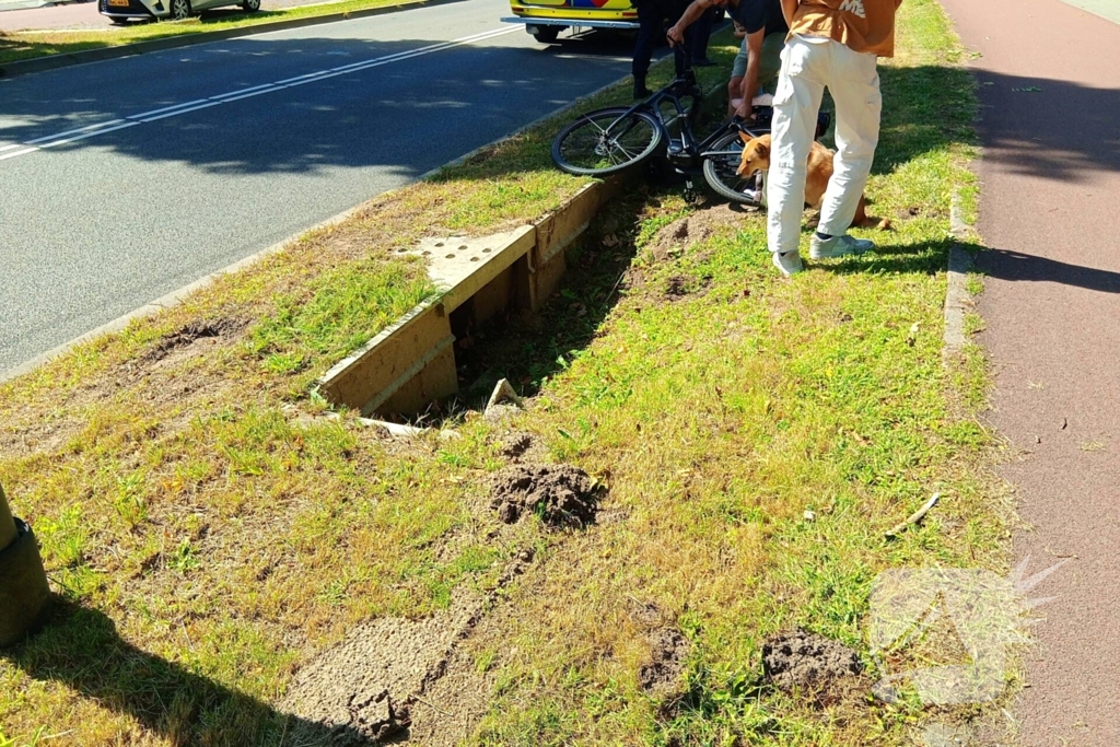 Politie brengt dochtertje veilig thuis na val met fiets