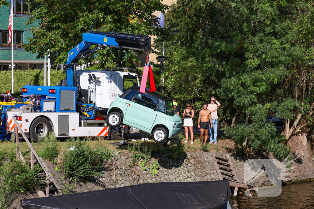 Voertuig te water: eigenaar redt auto zonder slachtoffers